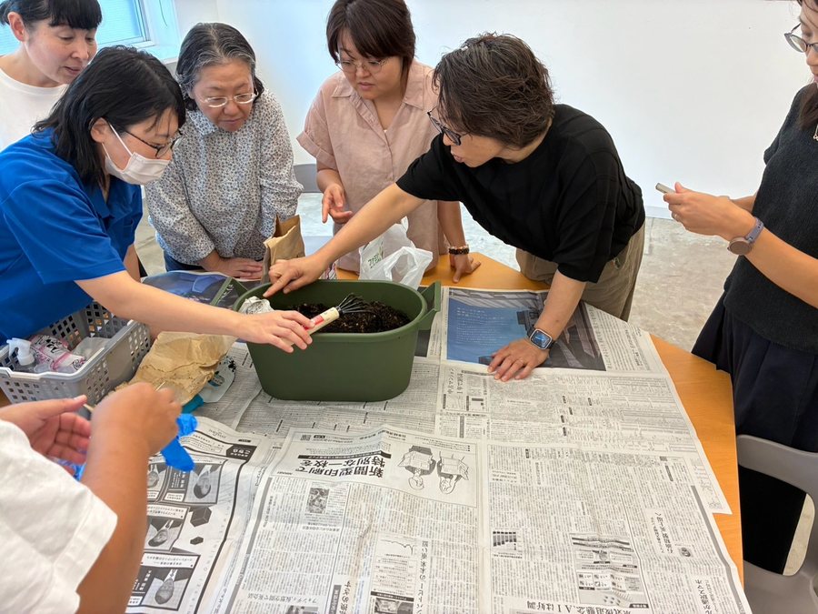 コンポストの容器をのぞきこみ、ミミズと土にふれる参加者のみなさん